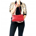 Větší stylová tmavě červená kožená kabelka přes rameno Lesly