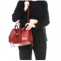 Menší designová černá kožená kabelka přes rameno Dorothy
