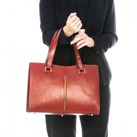 Velká designová tmavě červená kožená kabelka přes rameno Eleanora