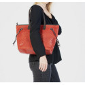 Velká praktická tmavě červená kožená kabelka přes rameno Helene Three